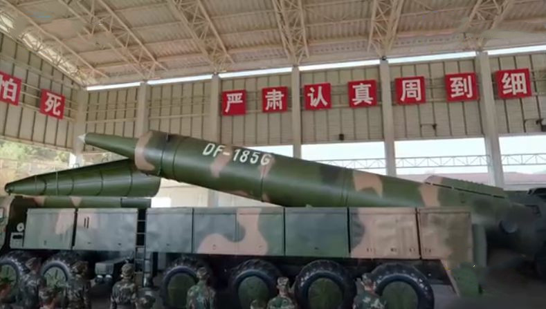 的军备武器,并且是在军营实地拍摄,第一集给了导弹炮车很多的特写镜头