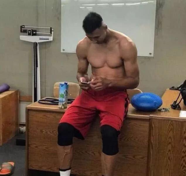 卧推排行榜_NBA球员卧推精准排名大本马龙太逆天了