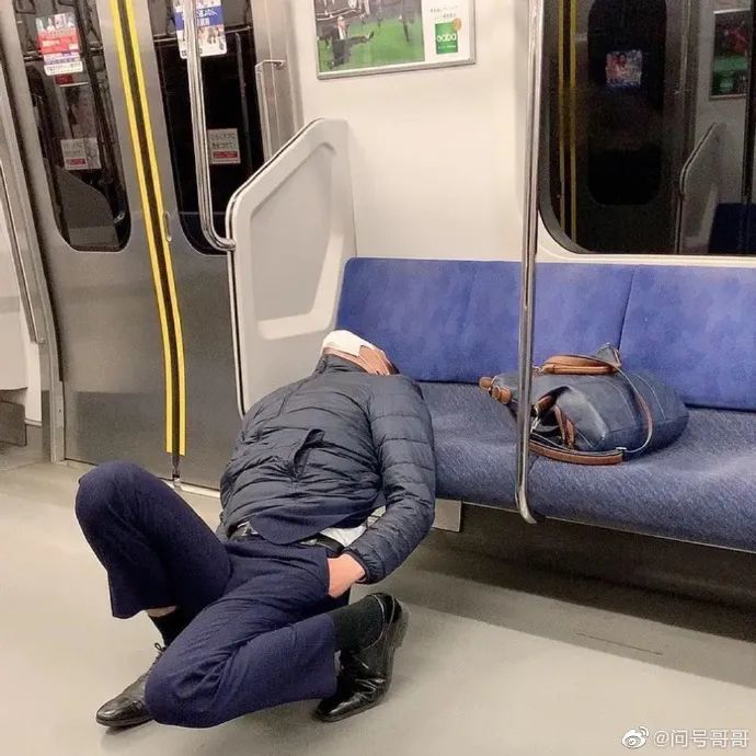 成年人地铁睡姿大赏!害这是生活多疲惫啊!