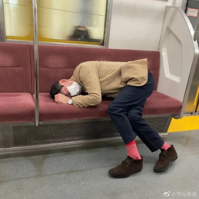 成年人地铁睡姿大赏!害这是生活多疲惫啊!_腾讯新闻