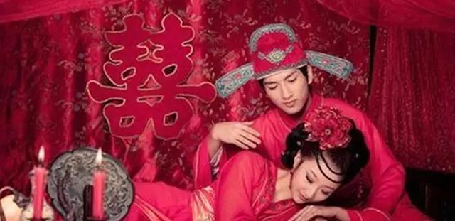 两人从小一起长大,可以说是青梅竹马,有些更是从小就订下了娃娃亲