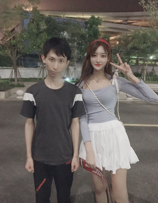 梦泪女友穿名牌被网友质疑梦泪晒出梦嫂的收入打脸喷子梦嫂不是拜金女