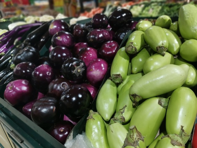 买茄子时 挑弯的还是直的 记住2点 轻松辨别 激素茄子 茄子 茄子条 淀粉 大蒜 古印度 白芝麻