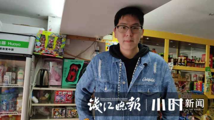 小时记者当店长这家便利店的夜晚光顾最多的是他们有位大哥买走一包糖