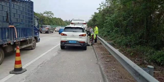 车牌曝光柳州近期这些车辆违法占用应急车道全部记6分