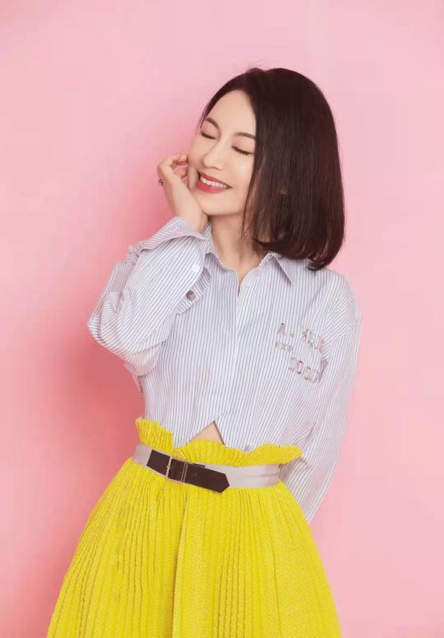 江南才女周艳泓秀美照衬衫配a裙如少女短发好飒