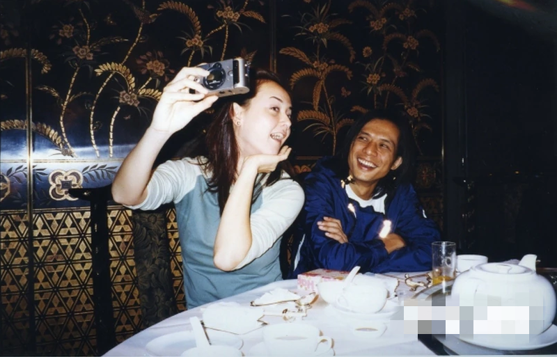 没想到叶锦昌患上了肝癌,99年就病逝了,这件事让韩君婷大受打击.