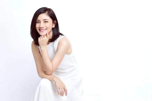 32001年,主持事业一帆风顺的胡可,受邀出演了《快嘴李翠莲2》中的李翠