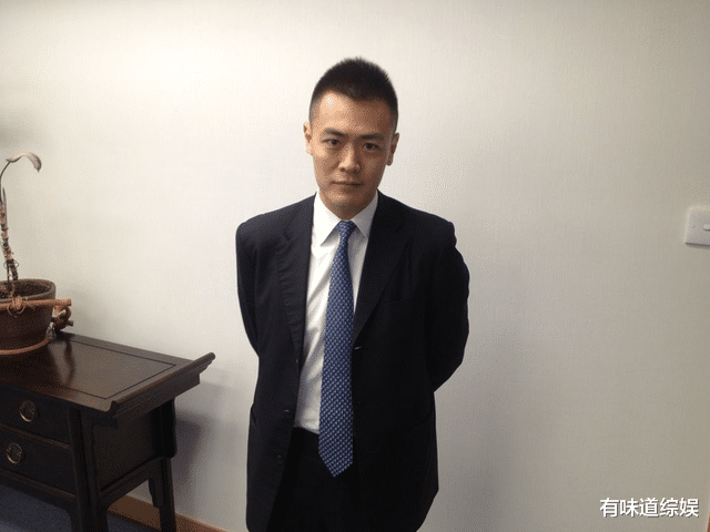 北大校董刘鸣炜上非诚勿扰惨遭灭灯主持人他爸有165亿