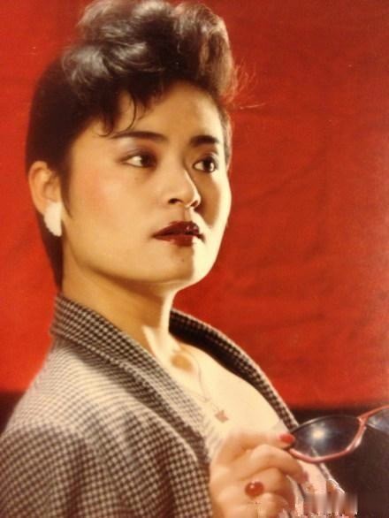 被小15岁老公抛弃,弟弟家暴致脑震荡,歌星金炜玲曾做保姆谋生?