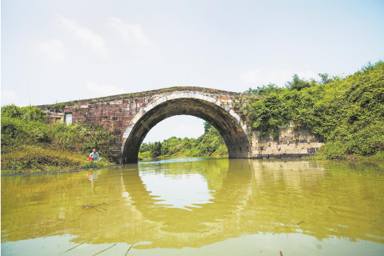 明末清初修建的灵港桥1998年列为市级文物保护单位此桥是古驿道上的古
