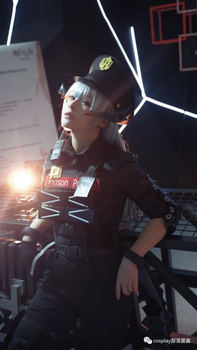 cos:明日方舟塞雷娅cos正片@百合欧皇子,一个字帅!