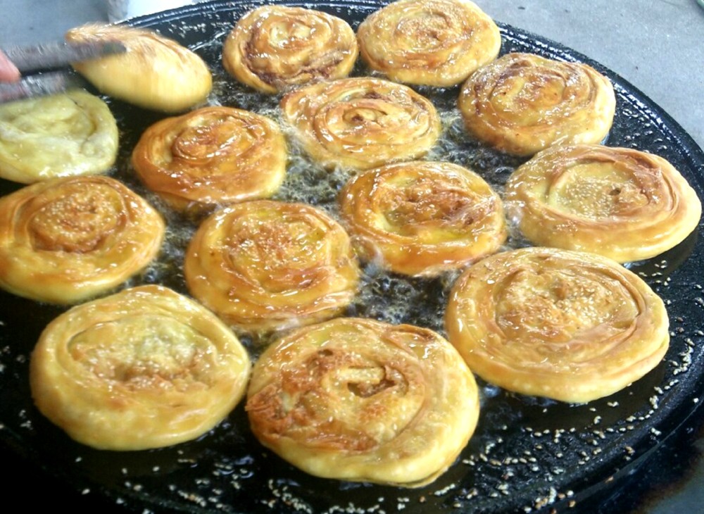 军屯锅盔做法很讲究,揉面的时候就要将面料香料和着肉馅卷压成饼,先