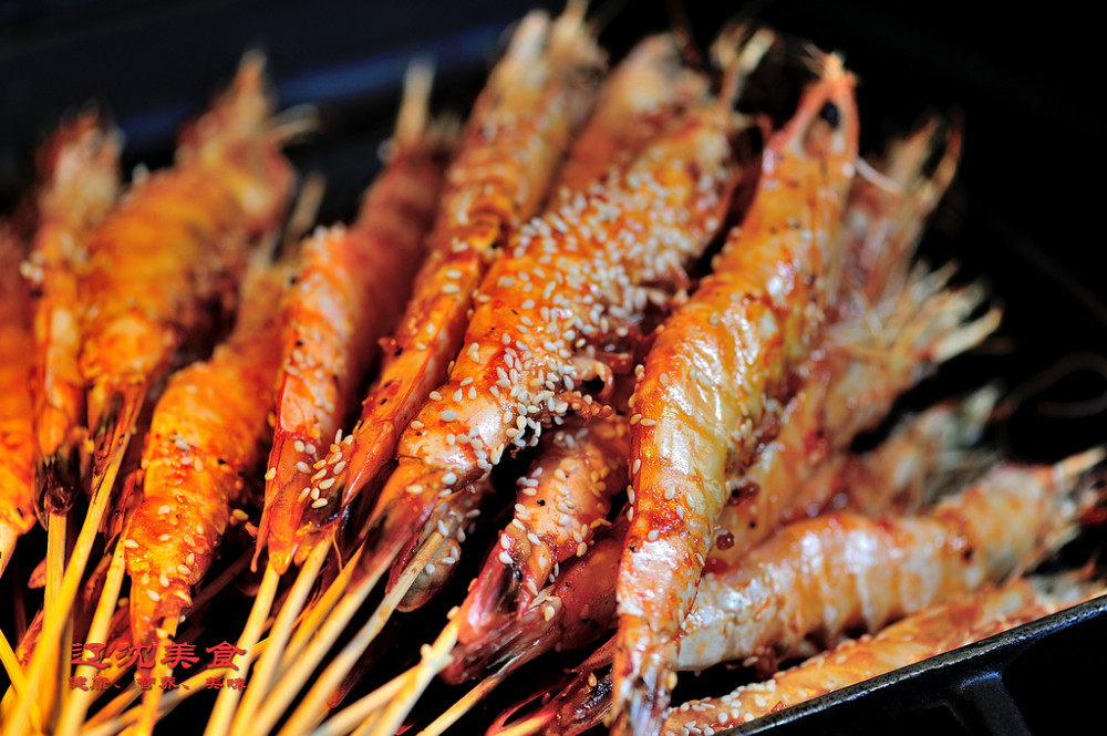 扒档区:牛仔骨,羊排,扇贝,生蚝,香肠,红柳枝烤羊肉串,鸡肉串,活虾