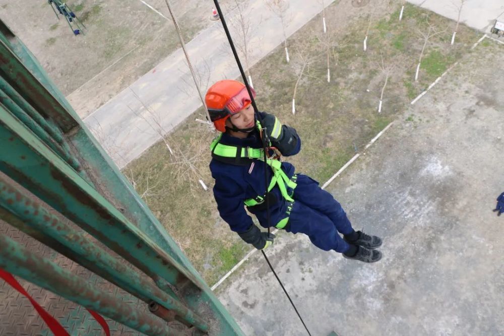 通过索滑降训练,全体新消防员掌握了索滑降的基本操作,进一步提升了新