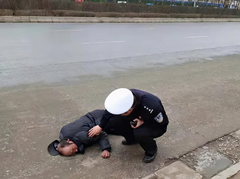 西宁街头一男子倒地晕倒身旁有血迹