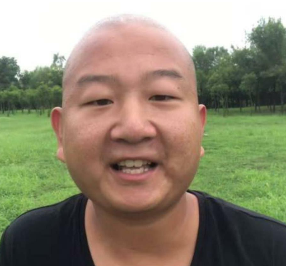 其实阿giao原本是一个农村的小商贩,每天起早贪黑卖水果,但是赚不到