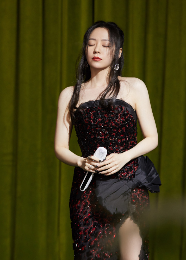 张靓颖黑色钻石裙太有魅力了