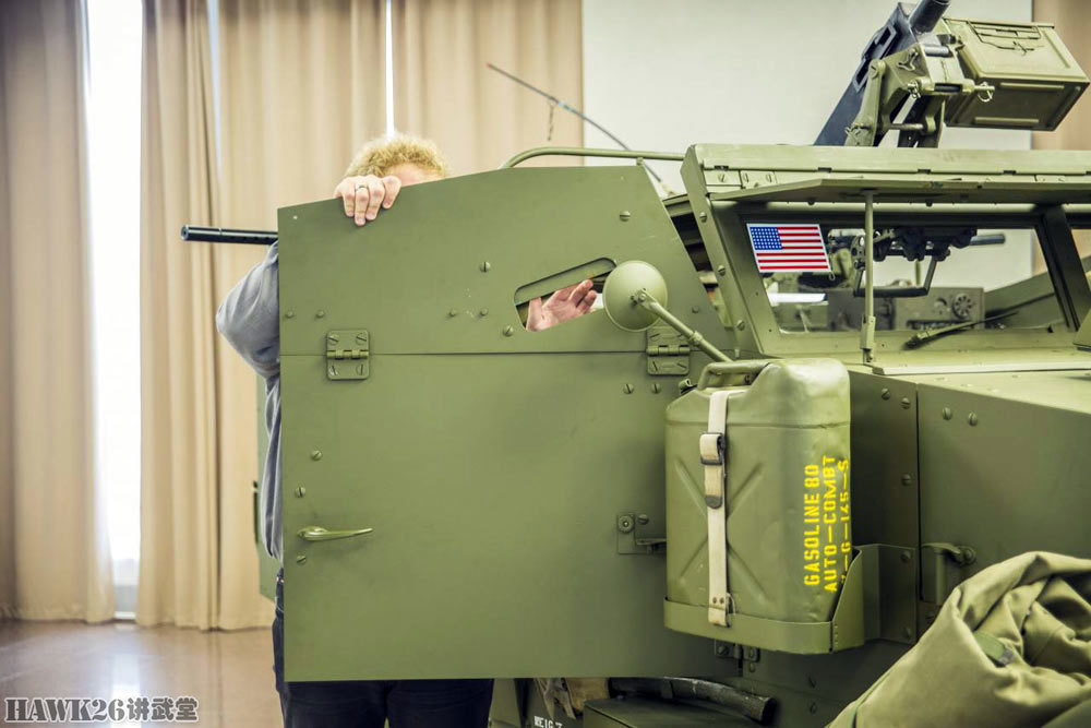 钻进美国m3a1装甲侦察车曾是二战苏军重要装备赢得士兵喜爱