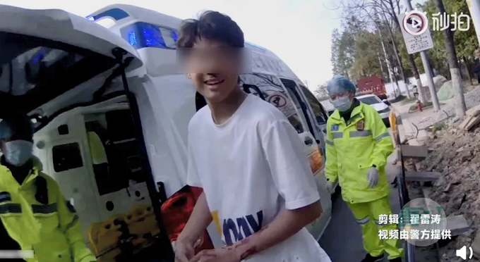 心态不错!浙江小伙陷泥坑报警狂笑逗乐接警员,网友:心疼又搞笑