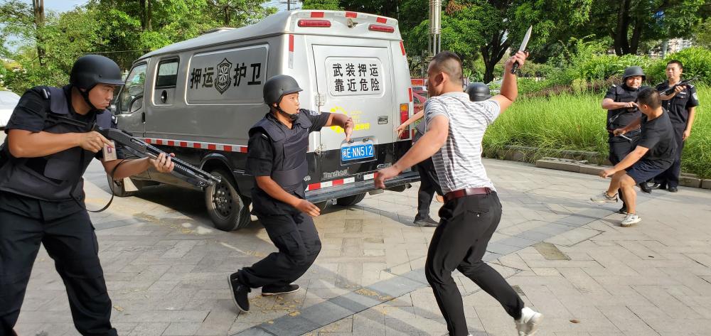 运钞车押运人员为何只配备防爆枪用步枪不是更安全吗身份不一样