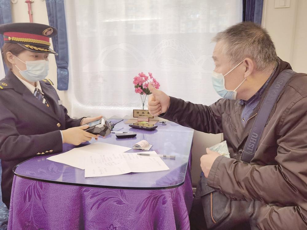 冉 摄青羚网讯近日,一张写满对话的a4纸的照片在西宁客运段迅速"走红"