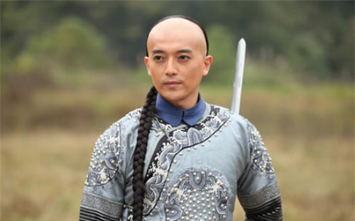 清朝皇帝怎么剃发,他不怕理发师背后捅刀吗?你看他们都是啥身份