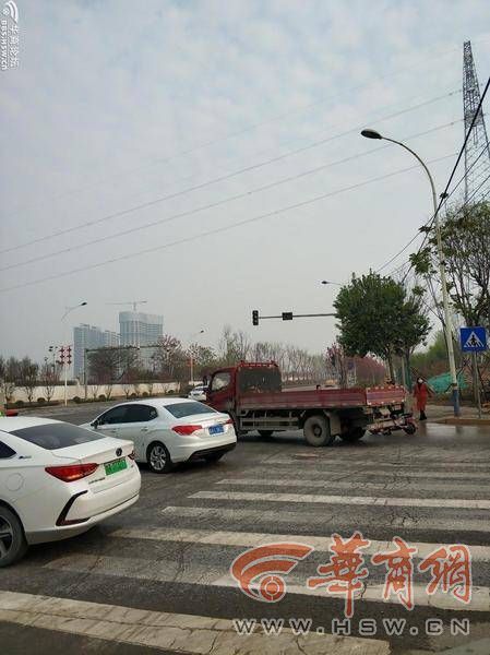 西安北三环元光路口红绿灯数日不亮行人过马路很操心