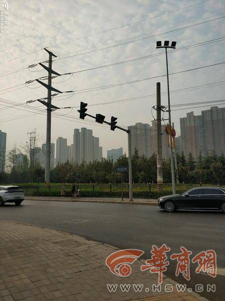 西安北三环元光路口红绿灯数日不亮行人过马路很操心