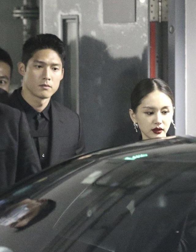 王子文与吴永恩逛街被偶遇打扮低调接地气二人非常般配