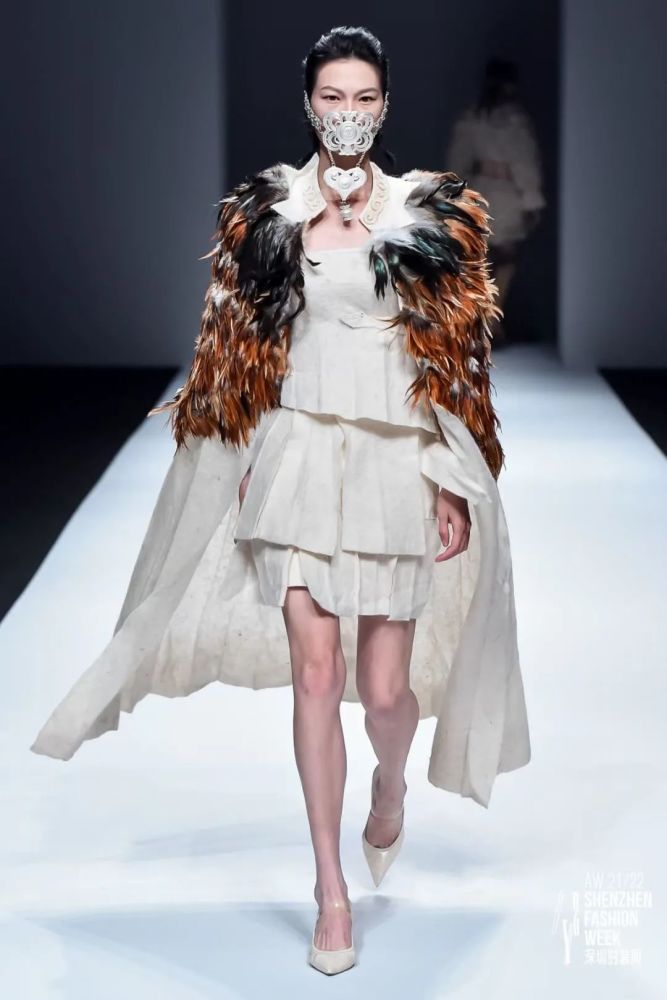 凉山非遗创新设计大赛作品精彩亮相深圳时装周