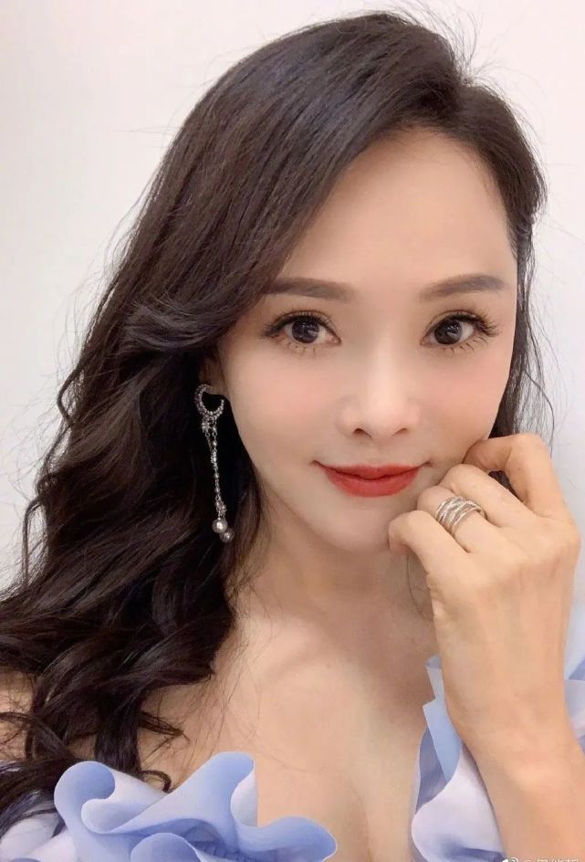 不过,即便保养得再好,还是会有一些挑刺的网友说伊能静老矣,更多是靠