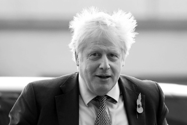 英国首相约翰逊终于剪了头发参加悼念仪式后他还是遭到吐槽