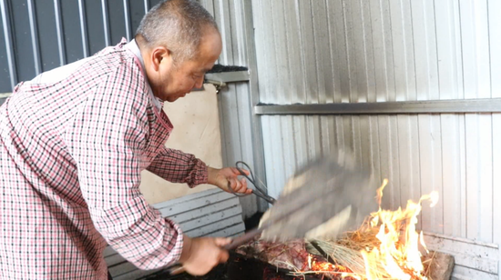 云南施甸火烧肉的别样吃法