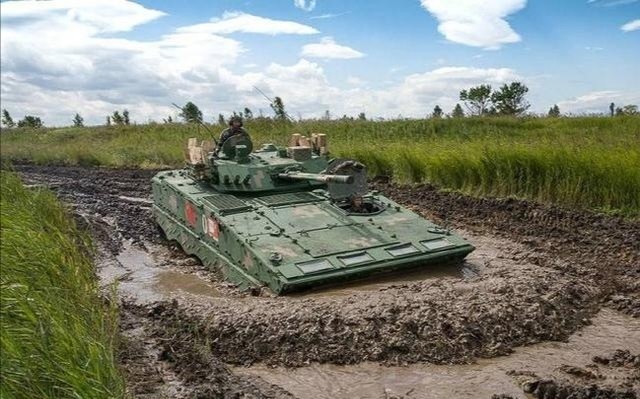 火力性能不足,90年代中国开始研制新型步兵战车,第二代步兵战车于2003