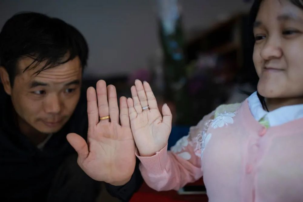 这对袖珍夫妻身高都不过1米却让大多数人仰望