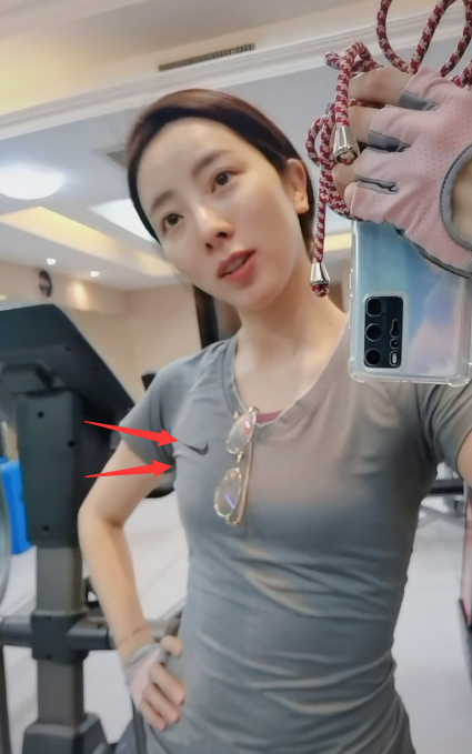 央视主持人李思思晒健身照,紧身衣下展现完美身材,却因穿耐克被骂惨