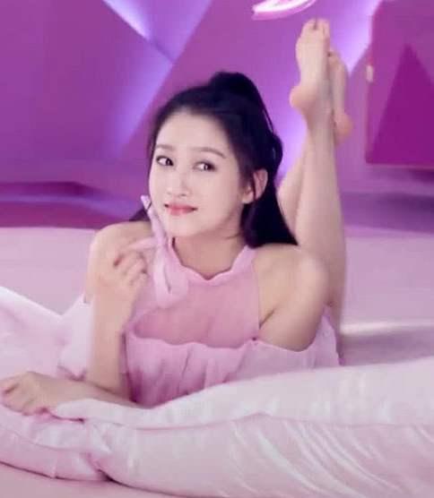 关晓彤早年拍卫生棉广告生图遭曝光网友真心羡慕鹿晗