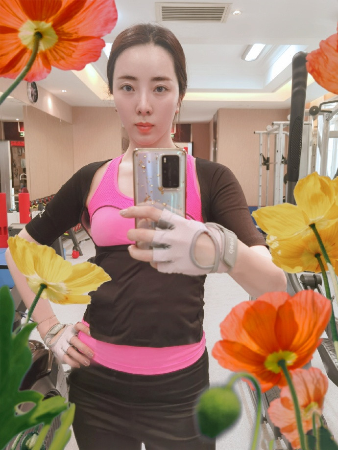 主持人李思思穿耐克t恤健身引争议网友公众人物应该严谨点