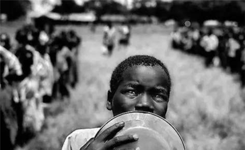 一张轰动世界的照片:里面饿得只剩皮包骨的女孩,最后活下来了吗