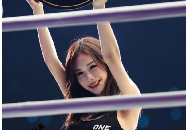 举牌女郎身材吸睛,成赛场上一道靓丽的风景线,这项运动成就了她