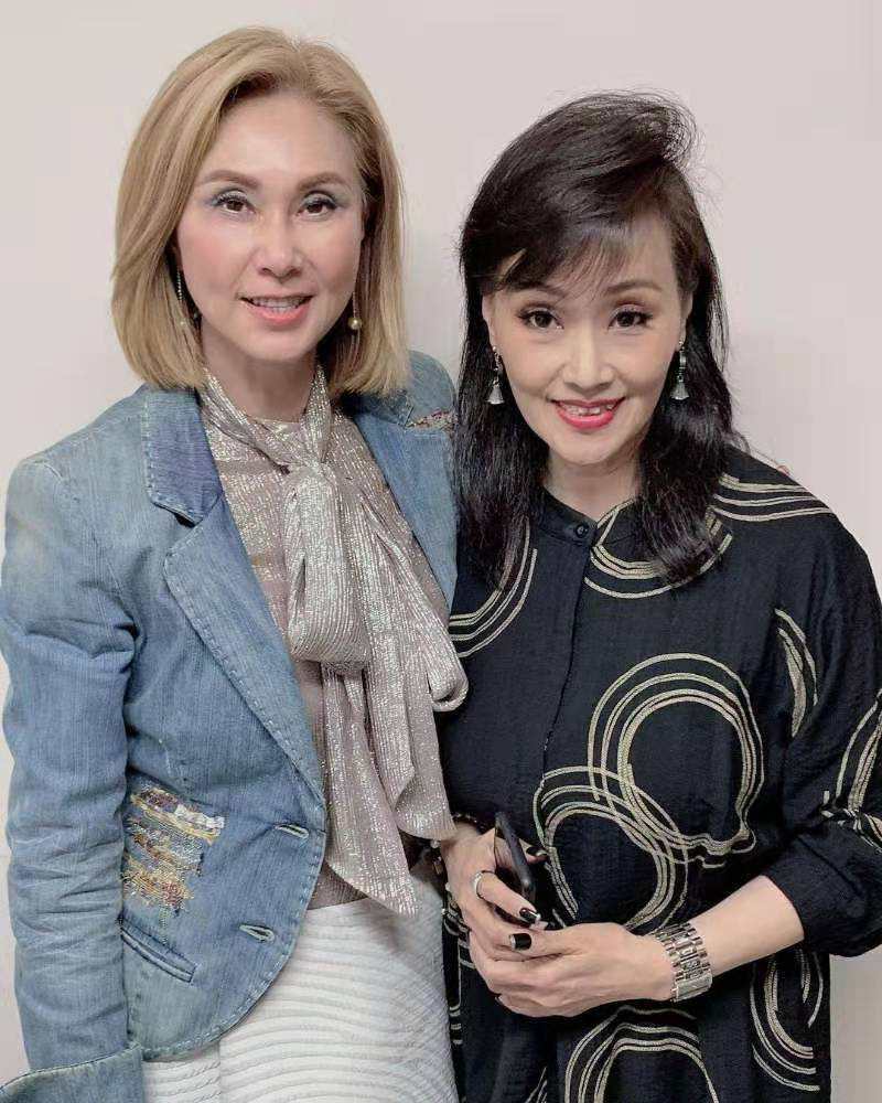 穿着黑色宽松上衣,打扮贵气的女子,便是徐宝凤.