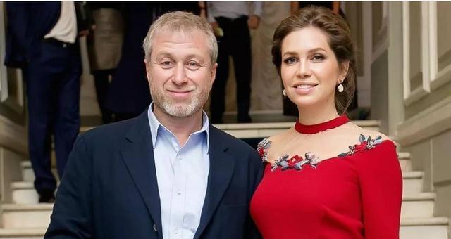 事实上,伊琳娜并不是阿布的发妻,在和伊琳娜走在一起前,来自贫民窟的