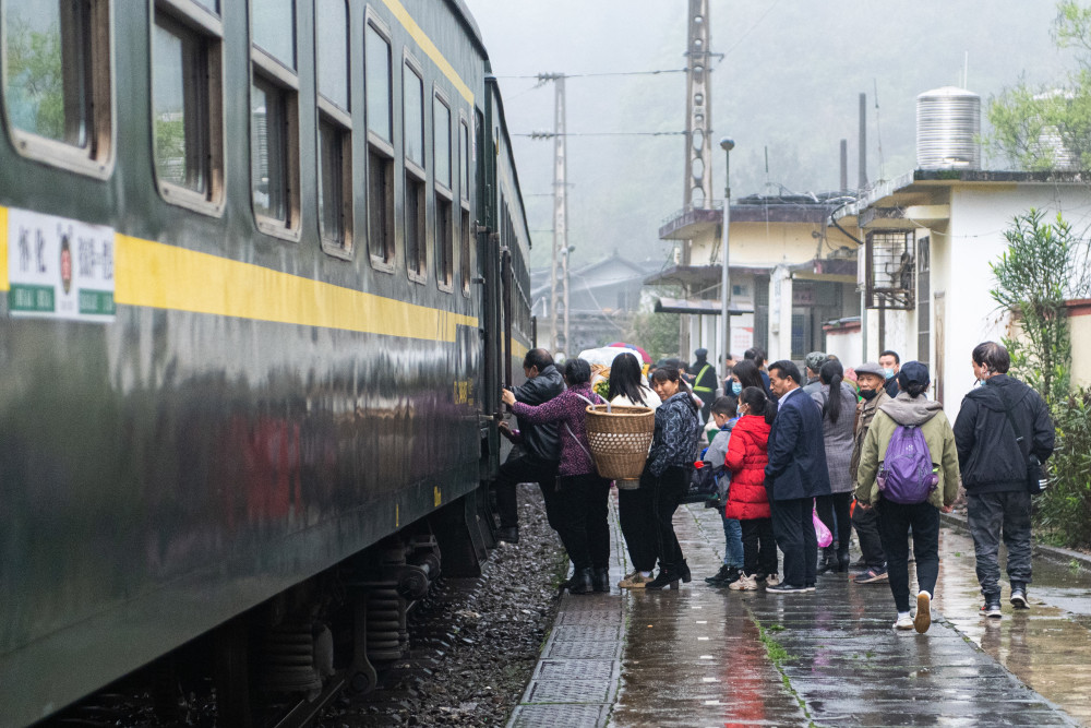 4月11日,乘坐7266次列车的乘客在大龙村站上车.新华社记者 陈思汗摄