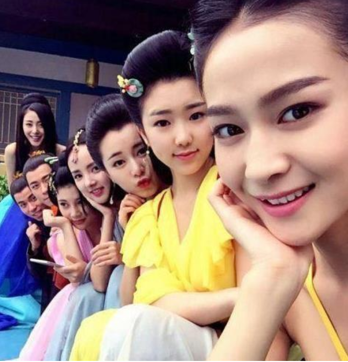 20万横店群演现状:美女成群蹲地吃饭,一天70块却想一夜成名