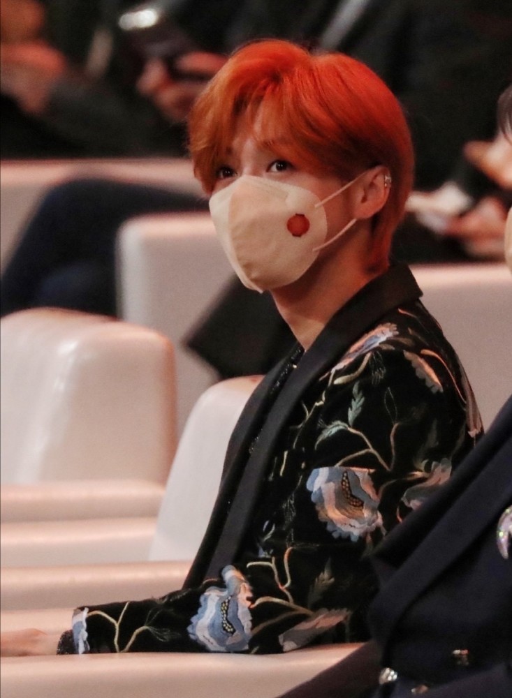 戴着口罩也难掩帅气,金泰亨太帅了,蔡徐坤也太"霸气"了._腾讯新闻