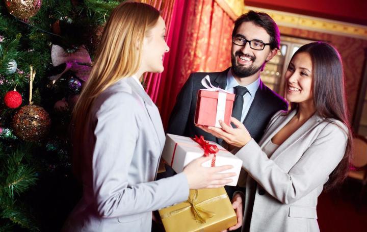 3. 给领导送礼,礼物价值要可估量,方便变现