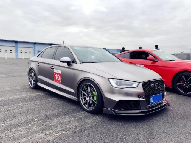 男子花20万给奥迪a3加装尾翼网友这尾翼是飞机上拆下来的