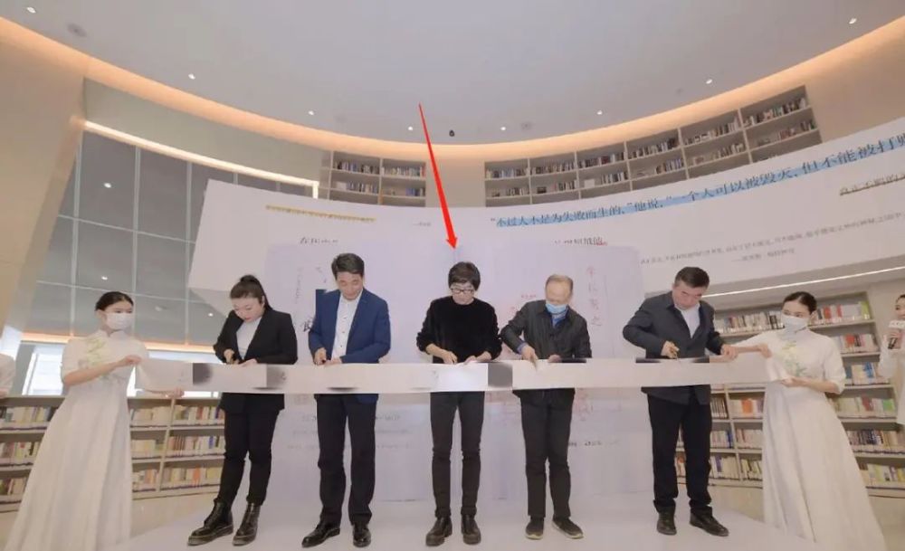 52岁高晓松瘦一大圈 V型脸神似华晨宇 未修图曝光被嘲差别太大 腾讯新闻