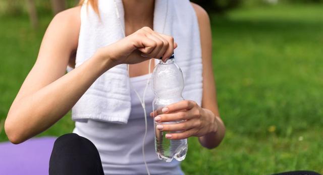 28岁女白领查出肾结石,医生惋惜:可能是自己"喝水"喝出来的